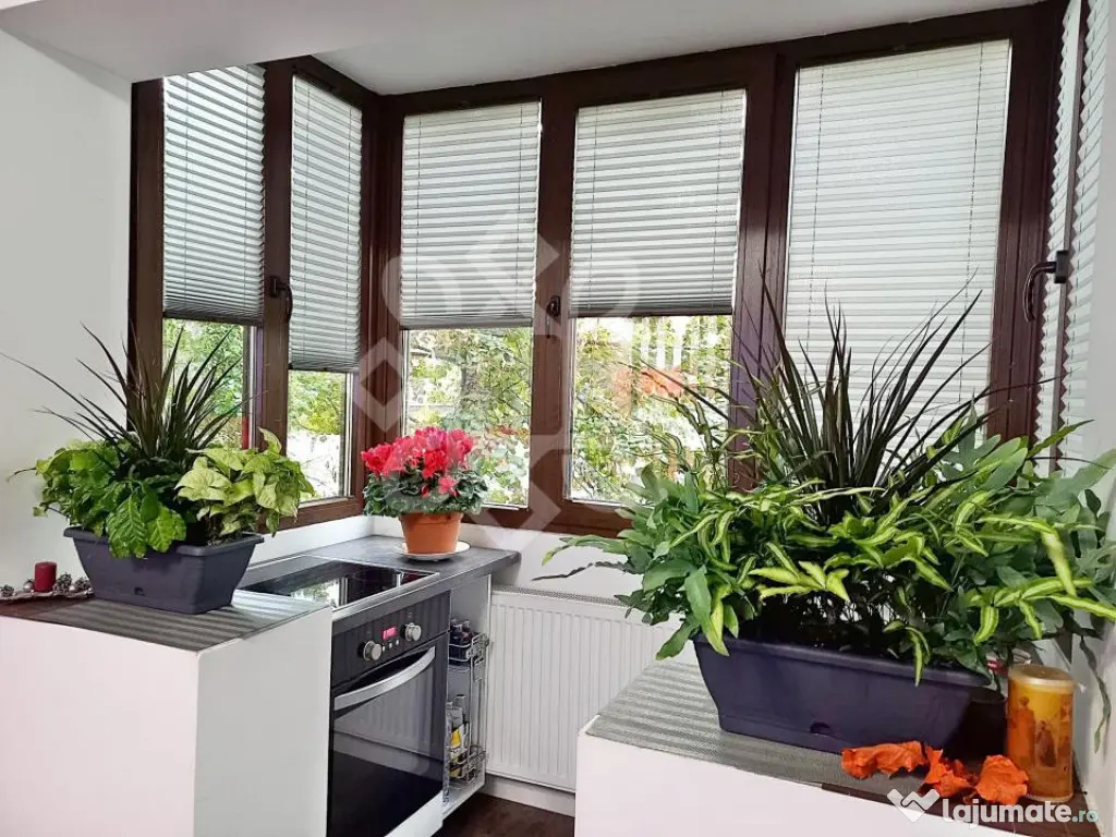 Apartament cu 3 camere, decomandat in Rogerius 