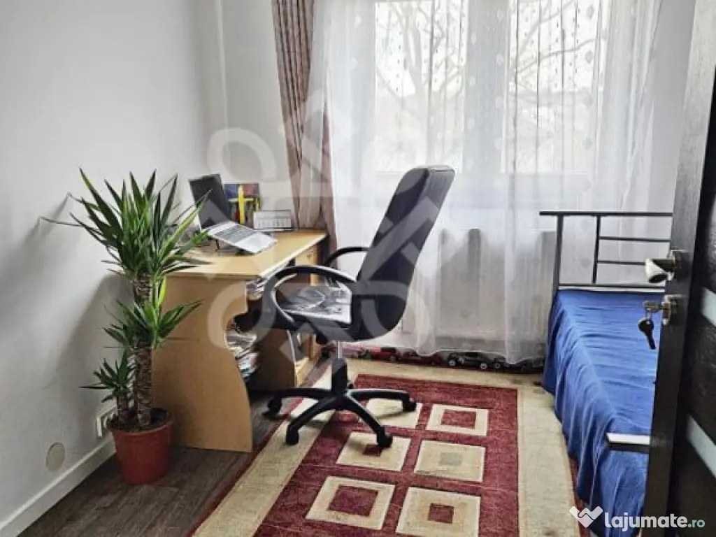 Apartament cu 3 camere, decomandat in Rogerius 