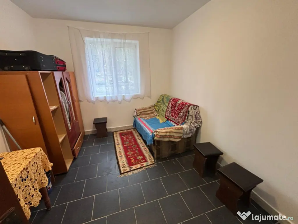 Cameră de cămin renovată, ușă metalică și geam termop 