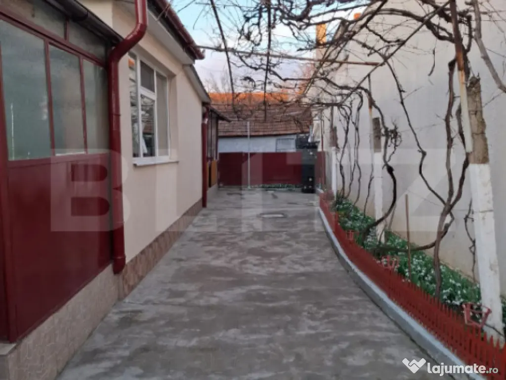 Vand casa in Oradea, intr-o zona linistita, aproape de parc 