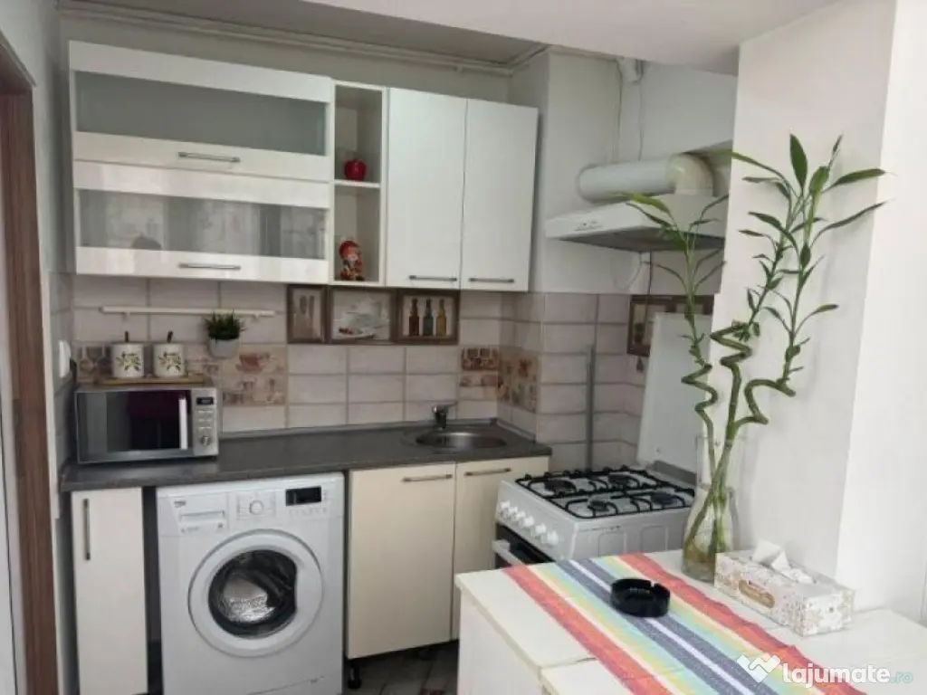 Piata sudului etaj 8 decomandat 