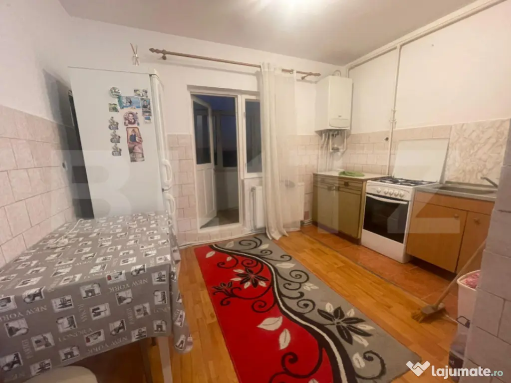 Apartament 3 camere, 70 mp si balcon inchis 