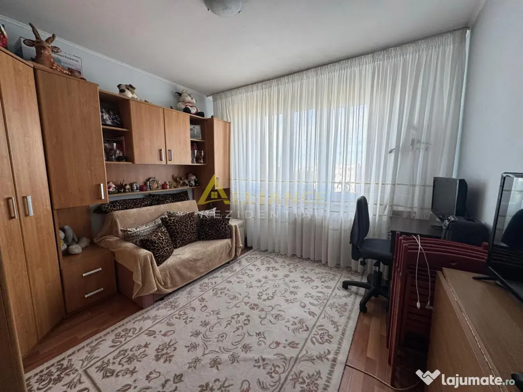 Apartament 3 camere luminos cu loc de parcare 