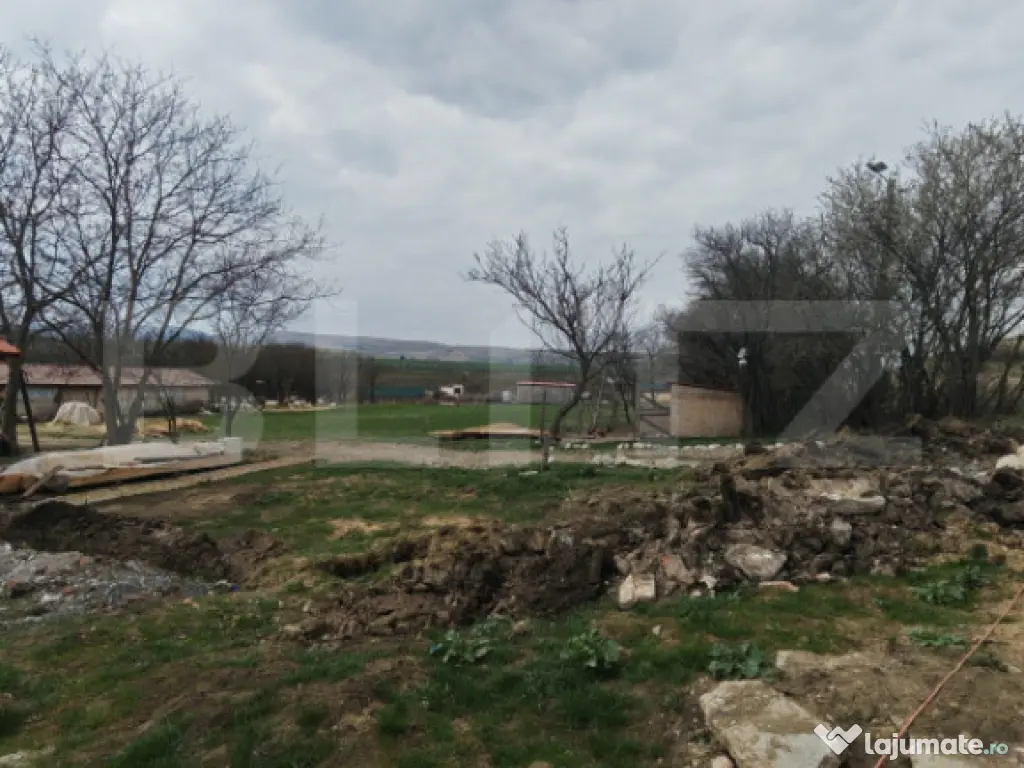 Teren intravilan 5000 mp si casa in constructie in Sandulest 