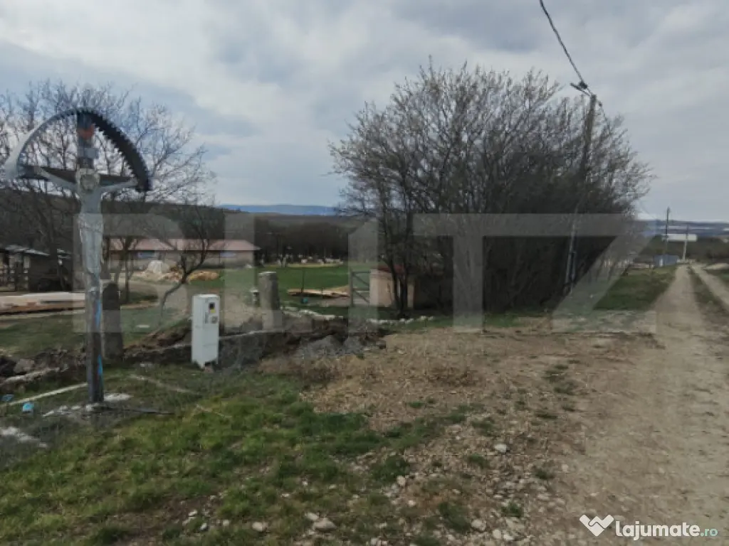 Teren intravilan 5000 mp si casa in constructie in Sandulest 