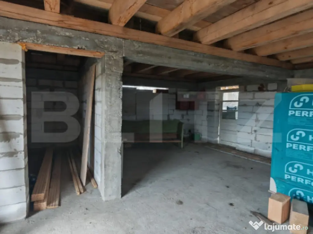 Teren intravilan 5000 mp si casa in constructie in Sandulest 