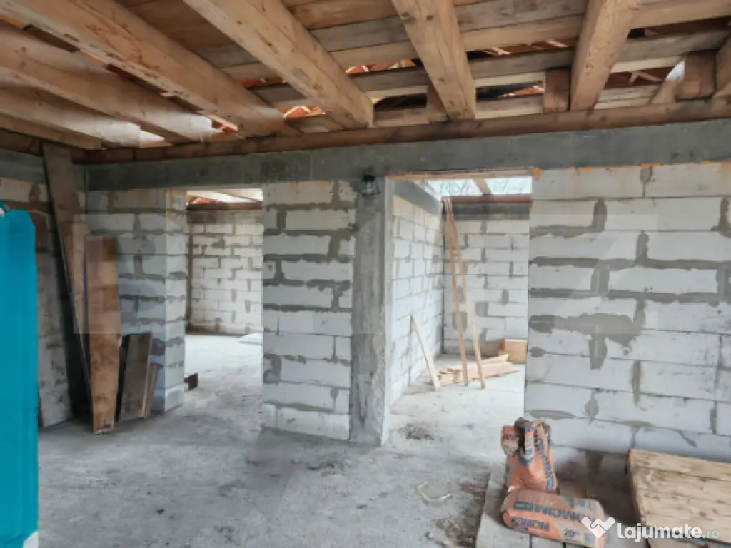 Teren intravilan 5000 mp si casa in constructie in Sandulest 