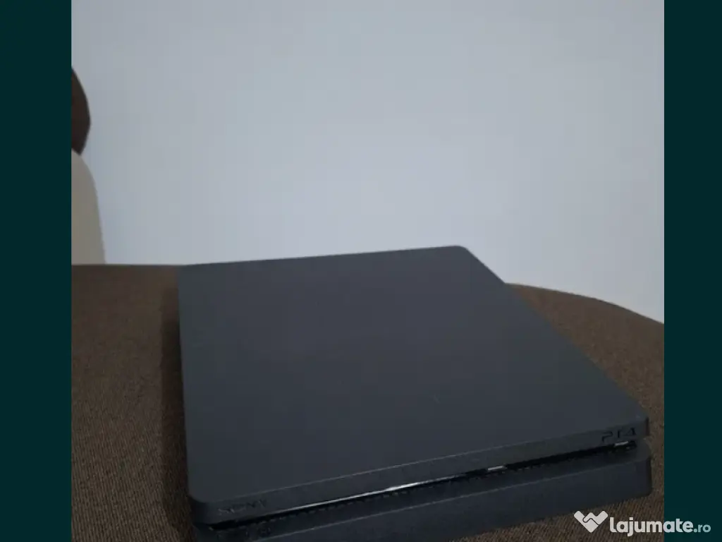 Ps4 cu o maneta si 3 jocuri 