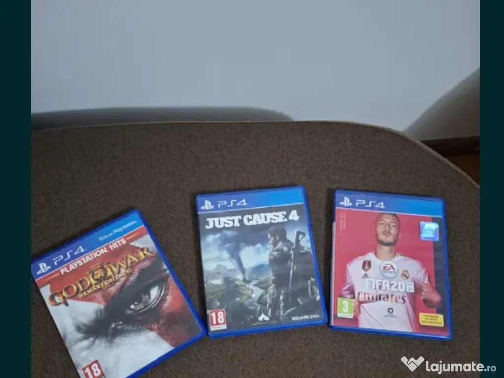 Ps4 cu o maneta si 3 jocuri 