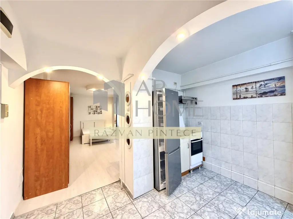 Garsoniera spatioasa cu terasa 20 mp, ultracentral Catedrala 