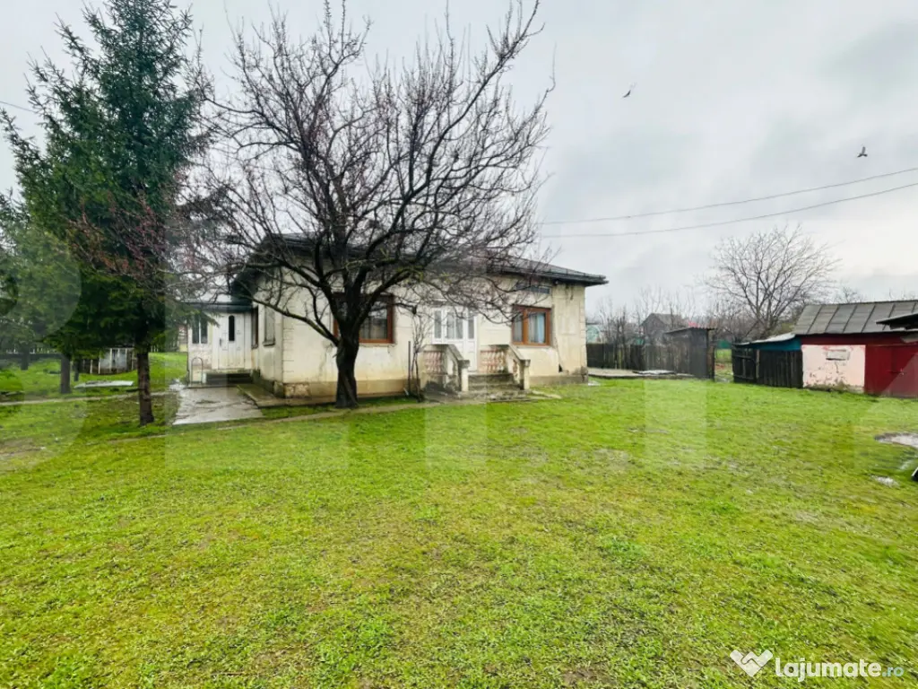 Casă din caramida, cu teren 1900 mp - Calinesti 