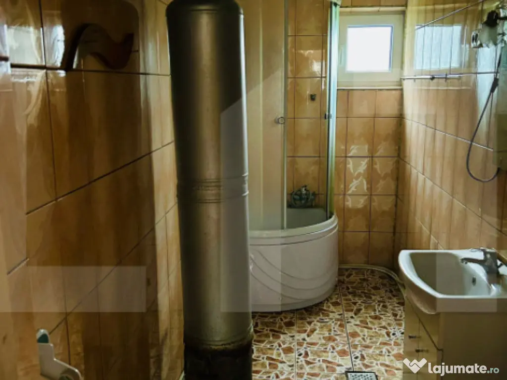 Casă din caramida, cu teren 1900 mp - Calinesti 