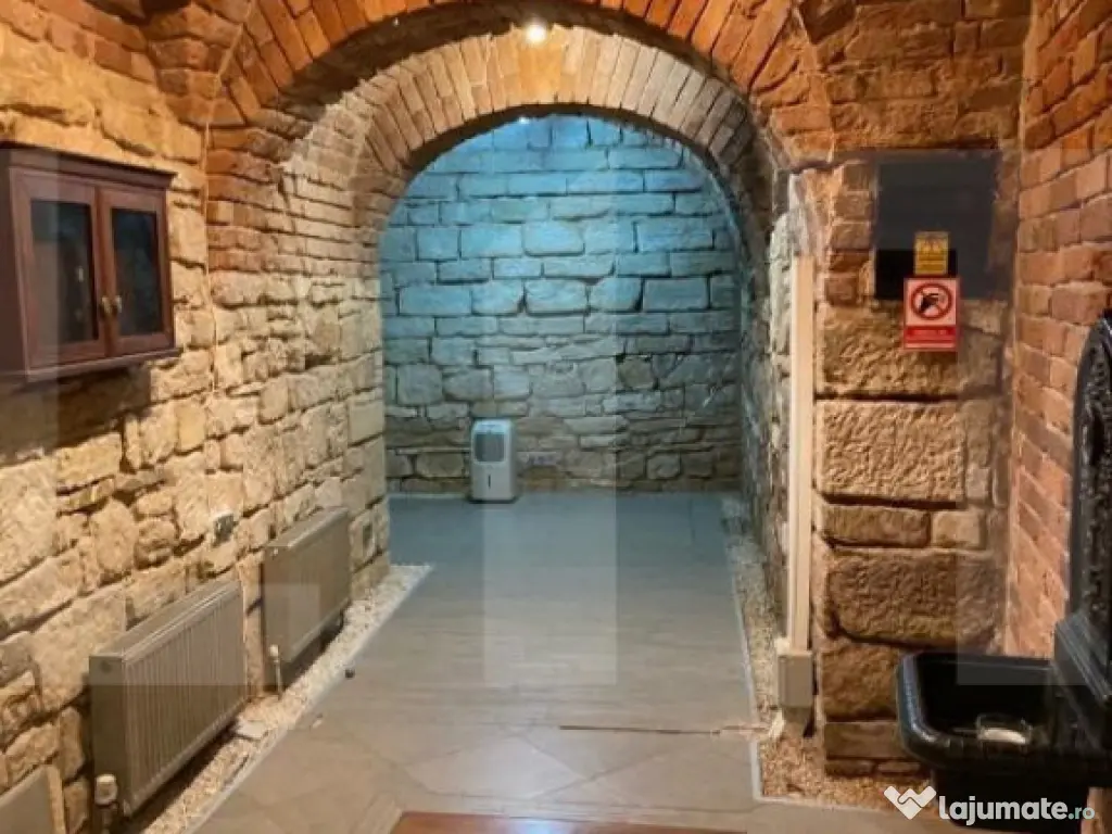 Casa cu 8 camere, 315 mp utili, pentru clinica, birou sau lo