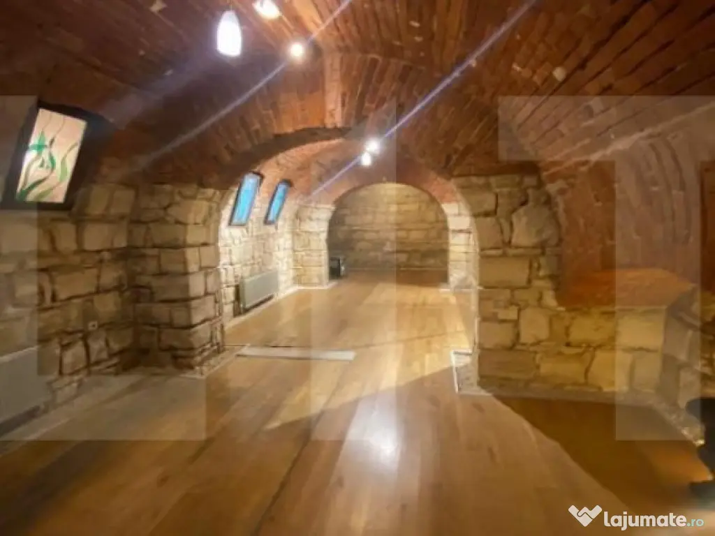 Casa cu 8 camere, 315 mp utili, pentru clinica, birou sau lo