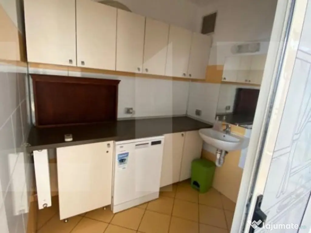 Casa cu 8 camere, 315 mp utili, pentru clinica, birou sau lo