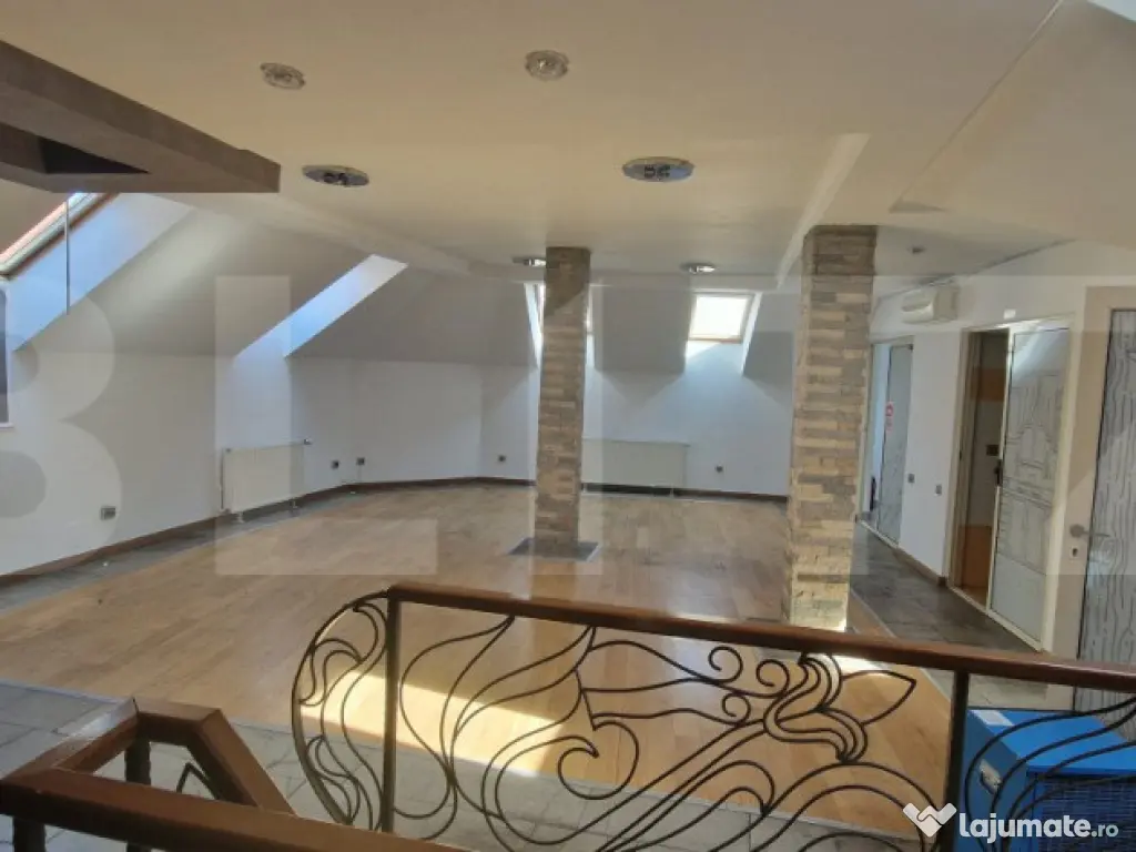 Casa cu 8 camere, 315 mp utili, pentru clinica, birou sau lo