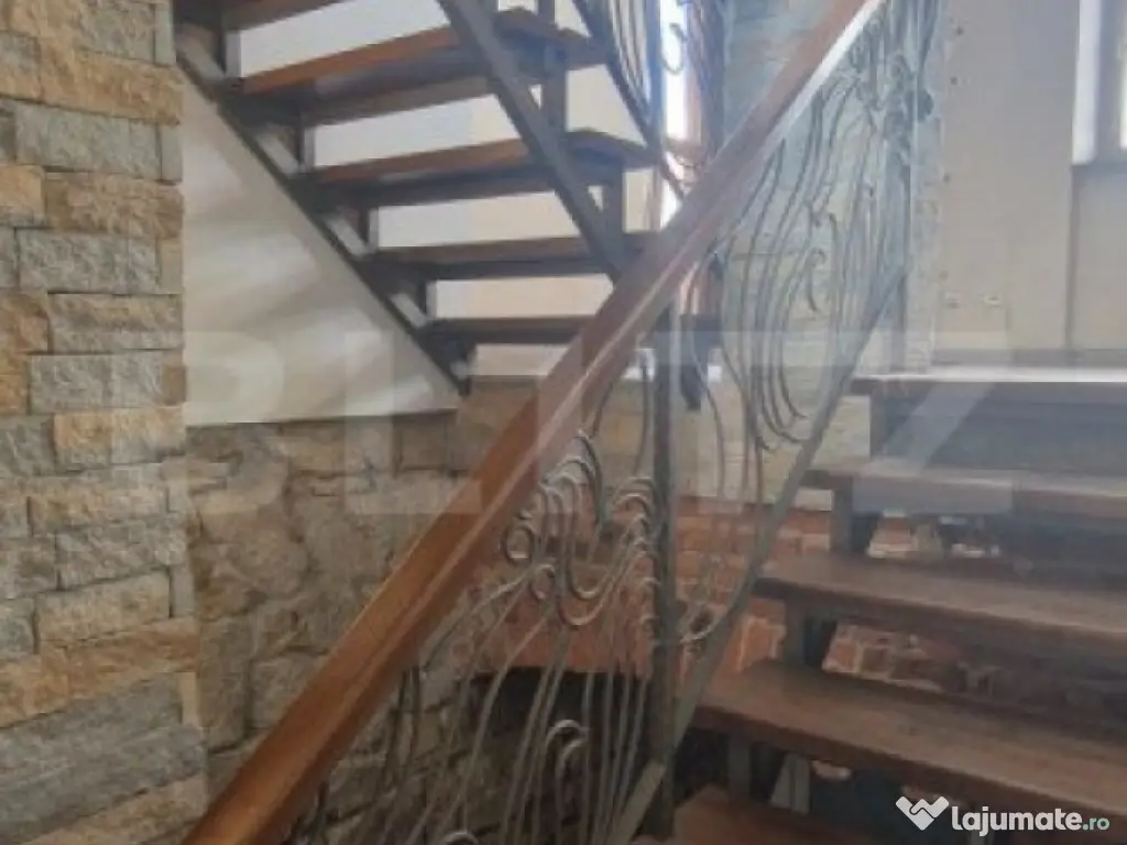 Casa cu 8 camere, 315 mp utili, pentru clinica, birou sau lo