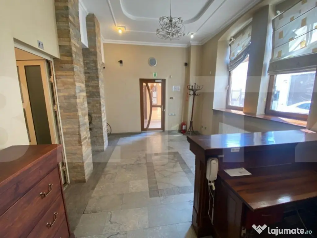 Casa cu 8 camere, 315 mp utili, pentru clinica, birou sau lo