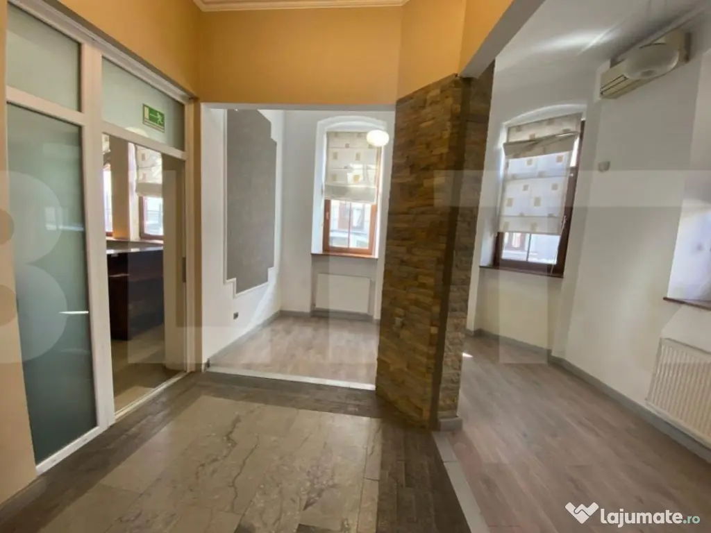 Casa cu 8 camere, 315 mp utili, pentru clinica, birou sau lo