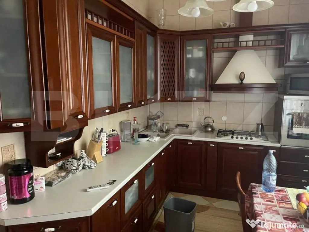 Casa 400 mp, teren 1164 mp, 3 niveluri, zona P-ta Chirila