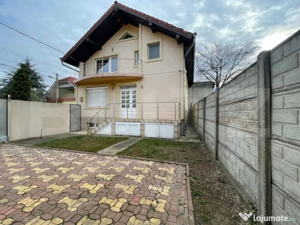 Vând Casă în Oraș cu Curte Proprie și Toate Utilități