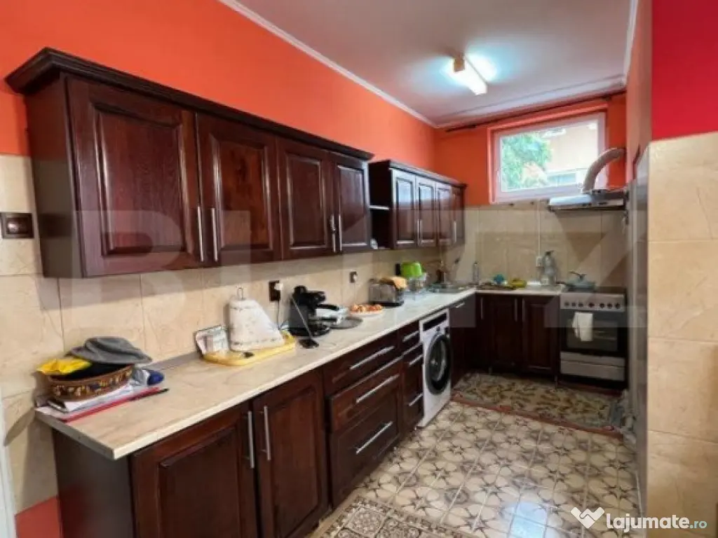 Casa 274 mp, teren 443 mp, zona centru LIVADA, pretabila si