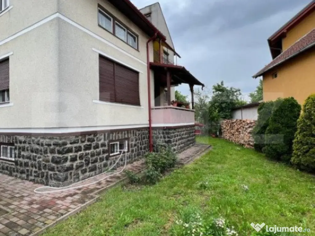 Casa 274 mp, teren 443 mp, zona centru LIVADA, pretabila si