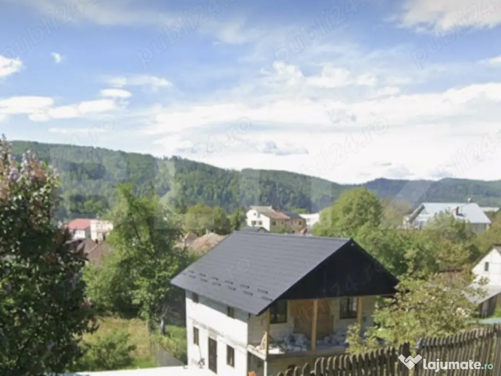 Casă la roșu, Gura Humorului