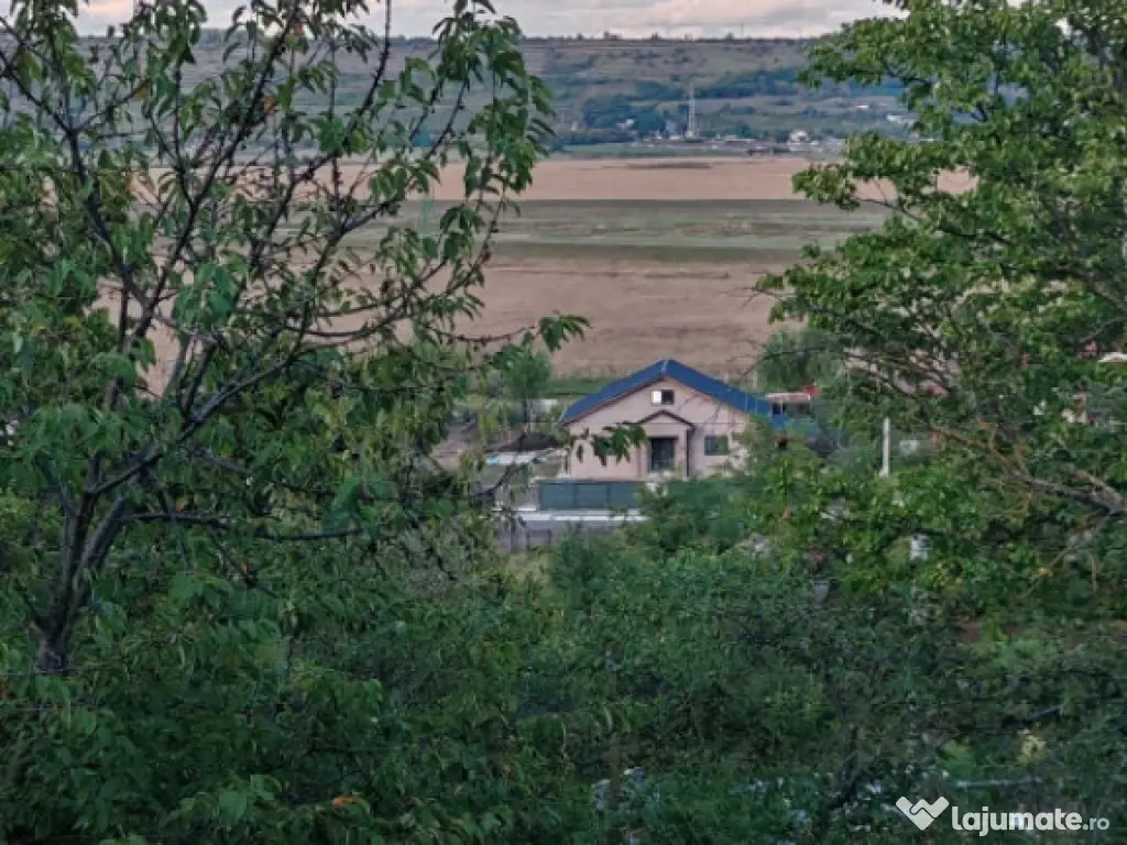 Imobil compus din casa si 1800mp teren in Suburbia Brodoc, j