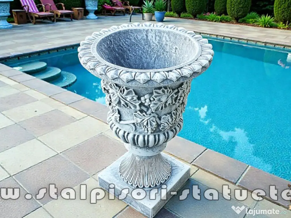 Vază ornament cu picior, gri patinat, model V1. 