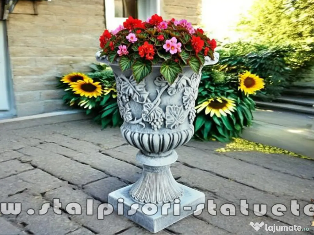 Vază ornament cu picior, gri patinat, model V1. 