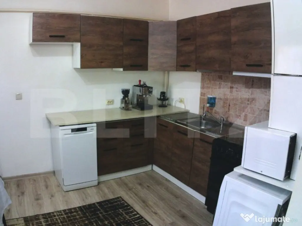 Casa 3 nivele singur in curte zona centru cu cabinet stomat