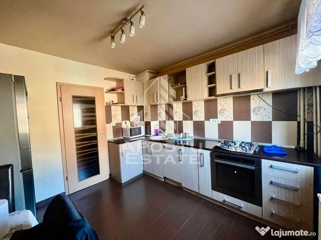 Apartament cu 3 camere, 2 bai, etaj intermediar, zona Ara... 