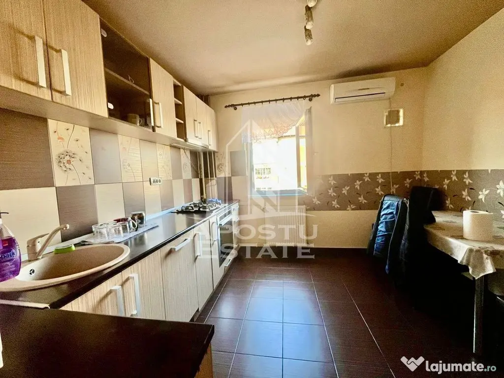 Apartament cu 3 camere, 2 bai, etaj intermediar, zona Ara... 