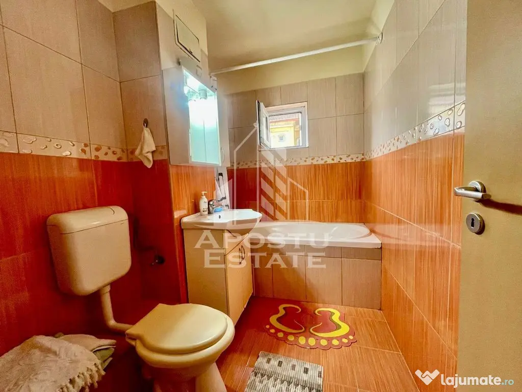 Apartament cu 3 camere, 2 bai, etaj intermediar, zona Ara... 