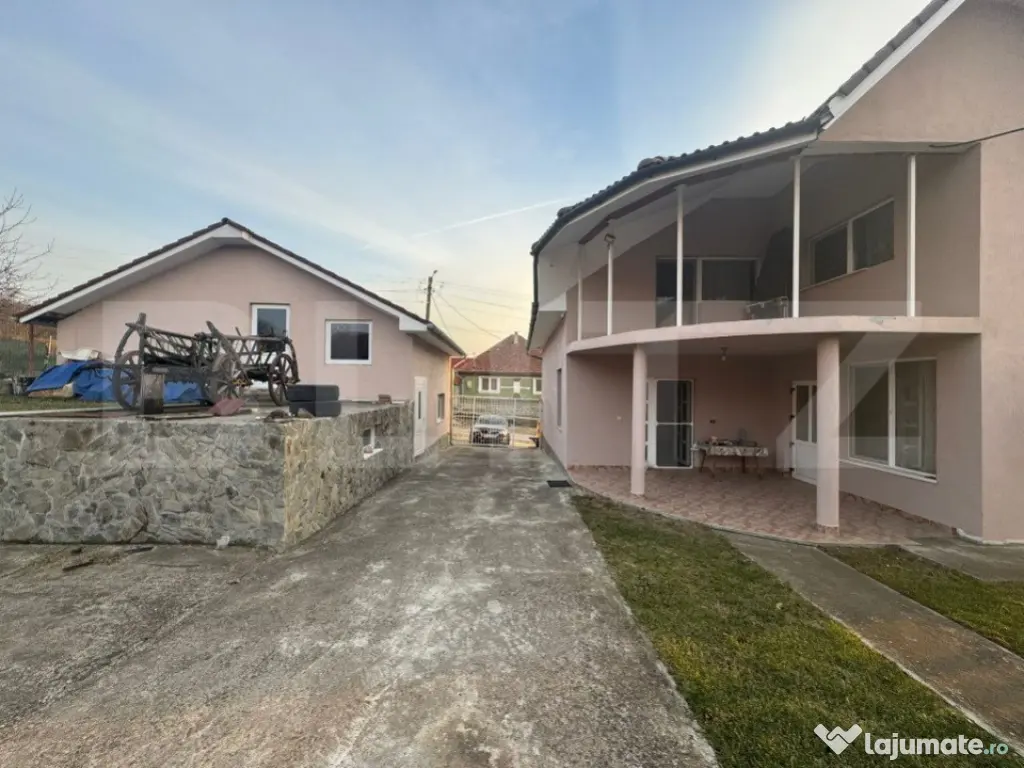 Casa de vanzare, cu 6 camere, 200 mp, zona Hotar