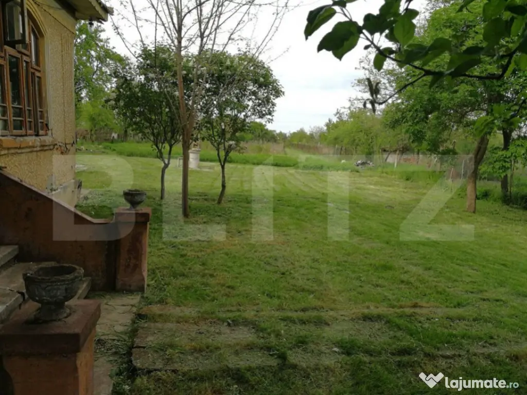 Casa demolabila, 50 mp, cu 1800 mp teren, zona Cosoveni