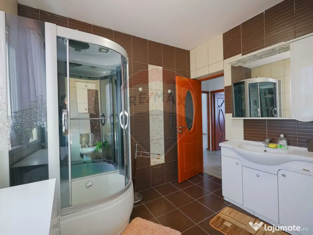 Casă cu 5 camere de vânzare în zona Episcopia Bihorului 