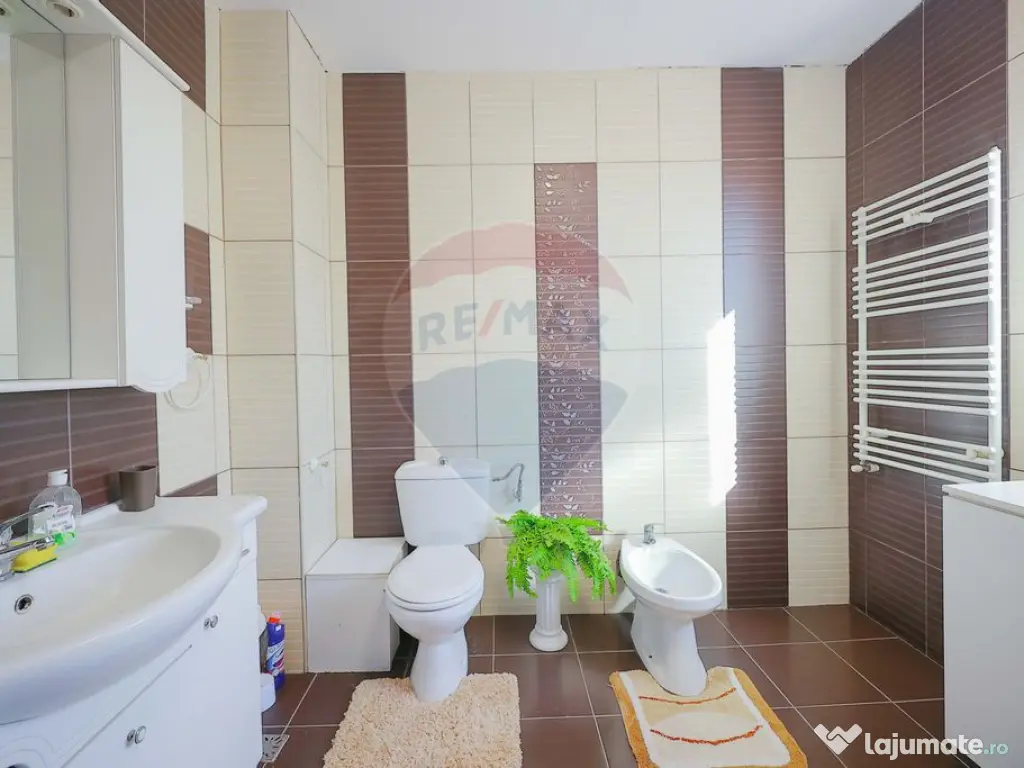 Casă cu 5 camere de vânzare în zona Episcopia Bihorului 