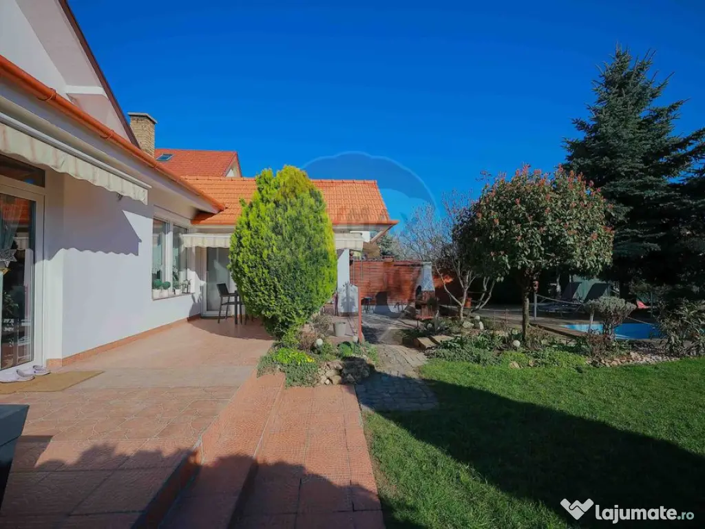 Casă cu 5 camere de vânzare în zona Episcopia Bihorului 