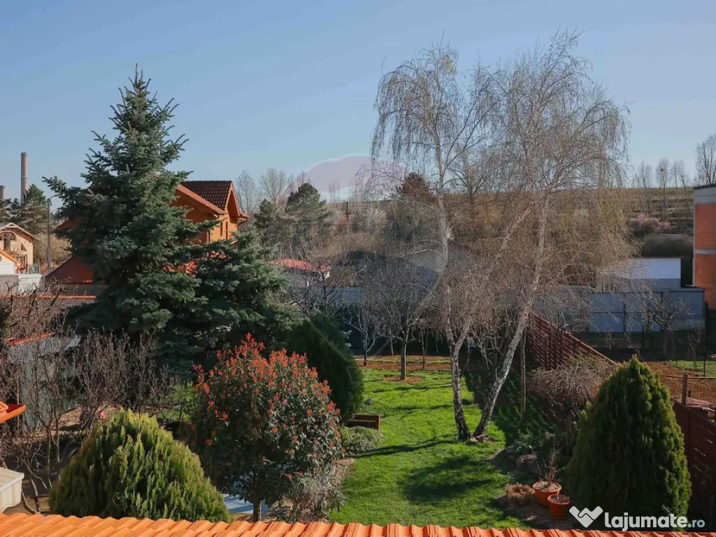 Casă cu 5 camere de vânzare în zona Episcopia Bihorului 