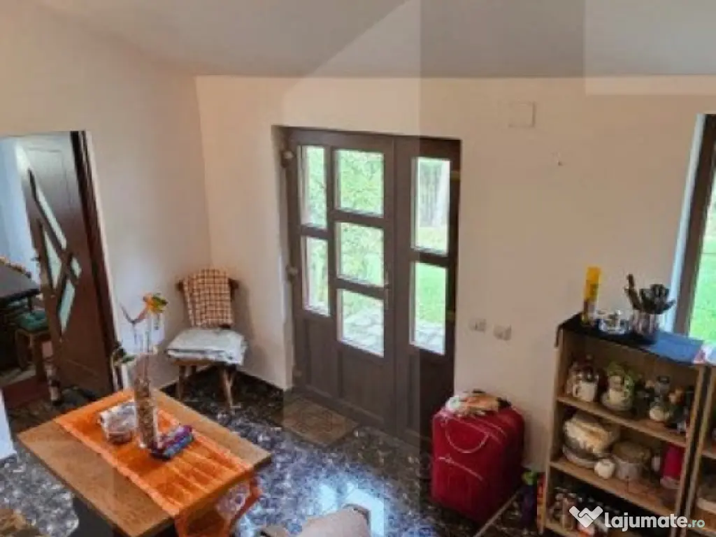 Casa de vanzare, cu 6 camere, 160 mp, zona Barcani