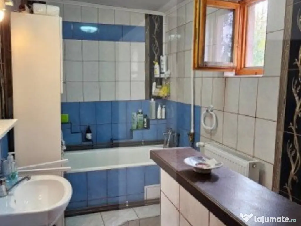 Casa de vanzare, cu 6 camere, 160 mp, zona Barcani