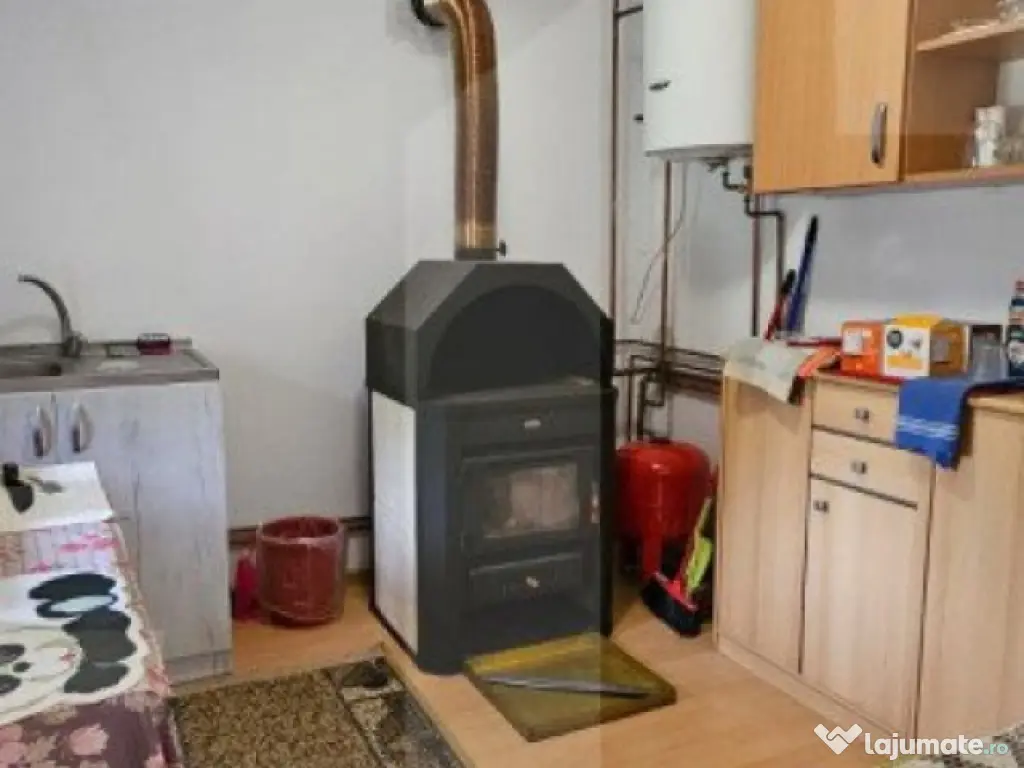 Casa de vanzare, cu 6 camere, 160 mp, zona Barcani