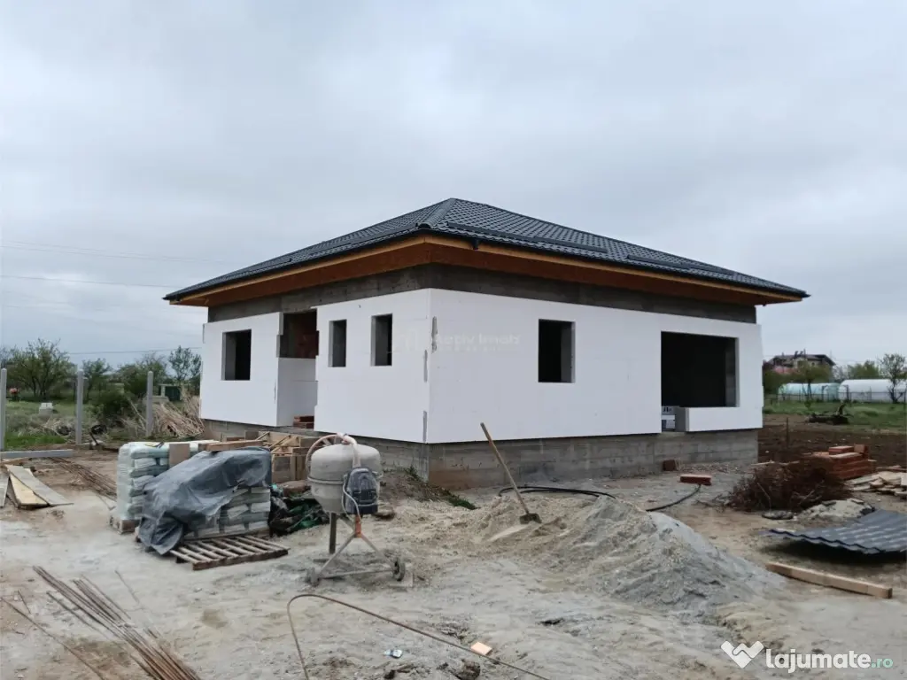 Casa individuala-3 camere-Toate utilitatile-Asfalt-STB-Mutar 