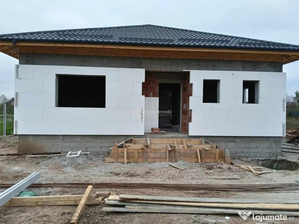 Casa individuala-3 camere-Toate utilitatile-Asfalt-STB-Mutar 