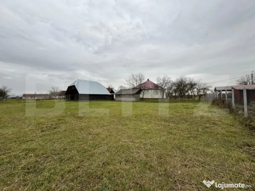 Casa de vanzare cu 3 camere, 2050 mp, zona Tatarasti