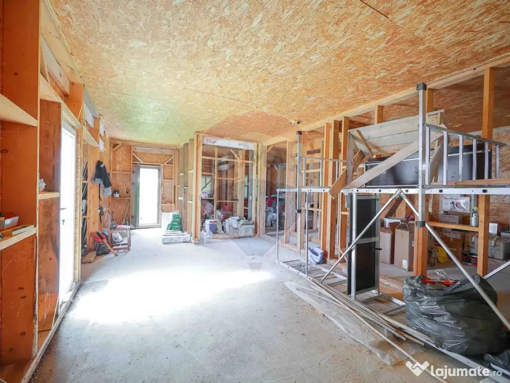 Casă cu 3 camere, anexă și 2042 mp teren de vânzare, ...