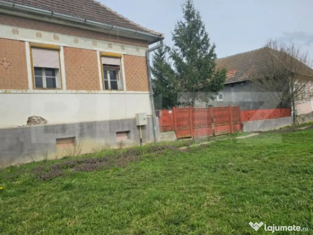 Casă bătrânească cu teren generos, în localitatea Dedra