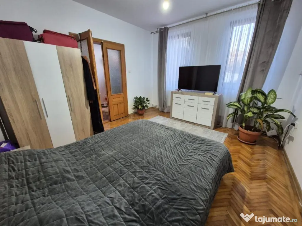 Casa 4 cam 200mp, caramida teren 509 mp mobilata zona Centr 